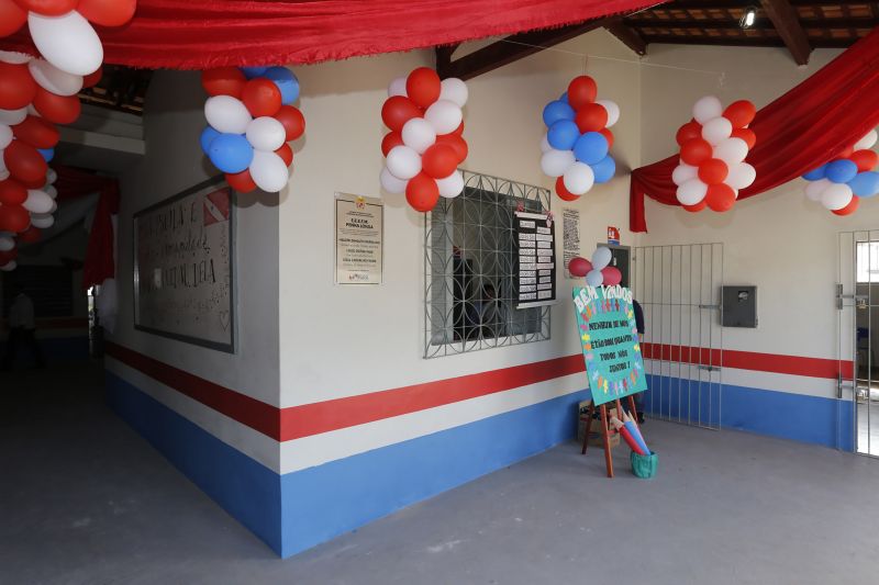 Pela primeira vez, após anos de abandono, nossa juventude pode estudar em uma escola que nos abraça, nos diz o quanto é bom ler e escrever, o quanto é bom ser visto como cidadão”. As palavras são de uma carta que os alunos da Escola Estadual de Ensino Fundamental e Médio Penhalonga, no município Vigia, escreveram ao governador do estado, Helder Barbalho. A intenção foi agradecê-lo durante a visita dele, neste sábado (14), à escola, que agora conta com uma nova biblioteca e as estruturas totalmente revitalizadas. <div class='credito_fotos'>Foto: Marcelo Seabra / Ag. Pará   |   <a href='/midias/2019/originais/5445_20190914084421__mg_5179.jpg' download><i class='fa-solid fa-download'></i> Download</a></div>