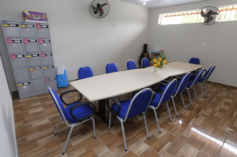 Pela primeira vez, após anos de abandono, nossa juventude pode estudar em uma escola que nos abraça, nos diz o quanto é bom ler e escrever, o quanto é bom ser visto como cidadão”. As palavras são de uma carta que os alunos da Escola Estadual de Ensino Fundamental e Médio Penhalonga, no município Vigia, escreveram ao governador do estado, Helder Barbalho. A intenção foi agradecê-lo durante a visita dele, neste sábado (14), à escola, que agora conta com uma nova biblioteca e as estruturas totalmente revitalizadas. <div class='credito_fotos'>Foto: Marcelo Seabra / Ag. Pará   |   <a href='/midias/2019/originais/5445_20190914085838__mg_5187.jpg' download><i class='fa-solid fa-download'></i> Download</a></div>