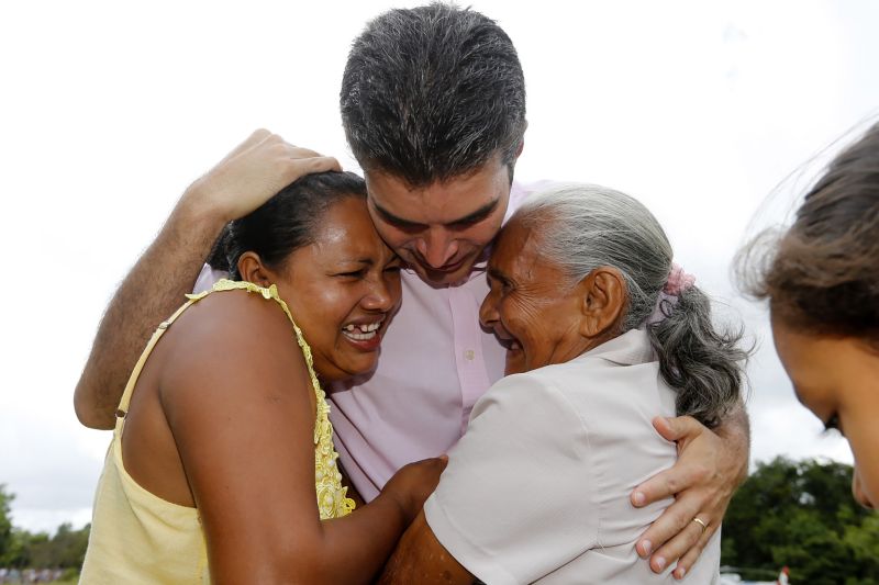Pela primeira vez, após anos de abandono, nossa juventude pode estudar em uma escola que nos abraça, nos diz o quanto é bom ler e escrever, o quanto é bom ser visto como cidadão”. As palavras são de uma carta que os alunos da Escola Estadual de Ensino Fundamental e Médio Penhalonga, no município Vigia, escreveram ao governador do estado, Helder Barbalho. A intenção foi agradecê-lo durante a visita dele, neste sábado (14), à escola, que agora conta com uma nova biblioteca e as estruturas totalmente revitalizadas. <div class='credito_fotos'>Foto: Marcelo Seabra / Ag. Pará   |   <a href='/midias/2019/originais/5445_20190914103241__mg_5242.jpg' download><i class='fa-solid fa-download'></i> Download</a></div>