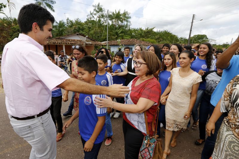 Pela primeira vez, após anos de abandono, nossa juventude pode estudar em uma escola que nos abraça, nos diz o quanto é bom ler e escrever, o quanto é bom ser visto como cidadão”. As palavras são de uma carta que os alunos da Escola Estadual de Ensino Fundamental e Médio Penhalonga, no município Vigia, escreveram ao governador do estado, Helder Barbalho. A intenção foi agradecê-lo durante a visita dele, neste sábado (14), à escola, que agora conta com uma nova biblioteca e as estruturas totalmente revitalizadas. <div class='credito_fotos'>Foto: Marcelo Seabra / Ag. Pará   |   <a href='/midias/2019/originais/5445_20190914103756__mg_5289.jpg' download><i class='fa-solid fa-download'></i> Download</a></div>