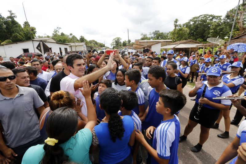 Pela primeira vez, após anos de abandono, nossa juventude pode estudar em uma escola que nos abraça, nos diz o quanto é bom ler e escrever, o quanto é bom ser visto como cidadão”. As palavras são de uma carta que os alunos da Escola Estadual de Ensino Fundamental e Médio Penhalonga, no município Vigia, escreveram ao governador do estado, Helder Barbalho. A intenção foi agradecê-lo durante a visita dele, neste sábado (14), à escola, que agora conta com uma nova biblioteca e as estruturas totalmente revitalizadas. <div class='credito_fotos'>Foto: Marcelo Seabra / Ag. Pará   |   <a href='/midias/2019/originais/5445_20190914103930__mg_5419.jpg' download><i class='fa-solid fa-download'></i> Download</a></div>