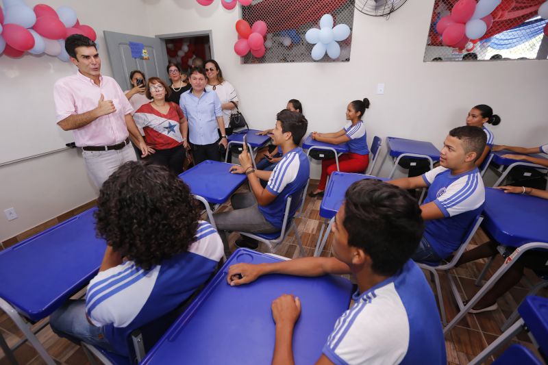 Pela primeira vez, após anos de abandono, nossa juventude pode estudar em uma escola que nos abraça, nos diz o quanto é bom ler e escrever, o quanto é bom ser visto como cidadão”. As palavras são de uma carta que os alunos da Escola Estadual de Ensino Fundamental e Médio Penhalonga, no município Vigia, escreveram ao governador do estado, Helder Barbalho. A intenção foi agradecê-lo durante a visita dele, neste sábado (14), à escola, que agora conta com uma nova biblioteca e as estruturas totalmente revitalizadas. <div class='credito_fotos'>Foto: Marcelo Seabra / Ag. Pará   |   <a href='/midias/2019/originais/5445_20190914105001__mg_5556.jpg' download><i class='fa-solid fa-download'></i> Download</a></div>