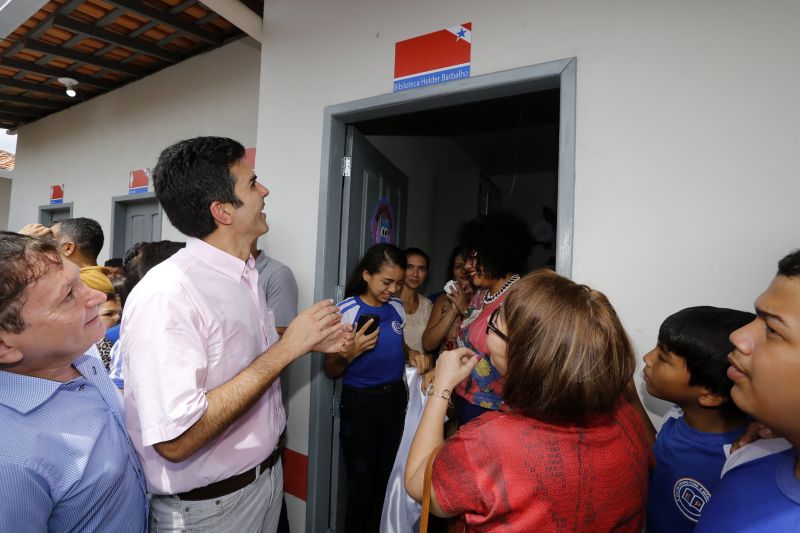 Pela primeira vez, após anos de abandono, nossa juventude pode estudar em uma escola que nos abraça, nos diz o quanto é bom ler e escrever, o quanto é bom ser visto como cidadão”. As palavras são de uma carta que os alunos da Escola Estadual de Ensino Fundamental e Médio Penhalonga, no município Vigia, escreveram ao governador do estado, Helder Barbalho. A intenção foi agradecê-lo durante a visita dele, neste sábado (14), à escola, que agora conta com uma nova biblioteca e as estruturas totalmente revitalizadas. <div class='credito_fotos'>Foto: Marcelo Seabra / Ag. Pará   |   <a href='/midias/2019/originais/5445_20190914105405__mg_5604.jpg' download><i class='fa-solid fa-download'></i> Download</a></div>