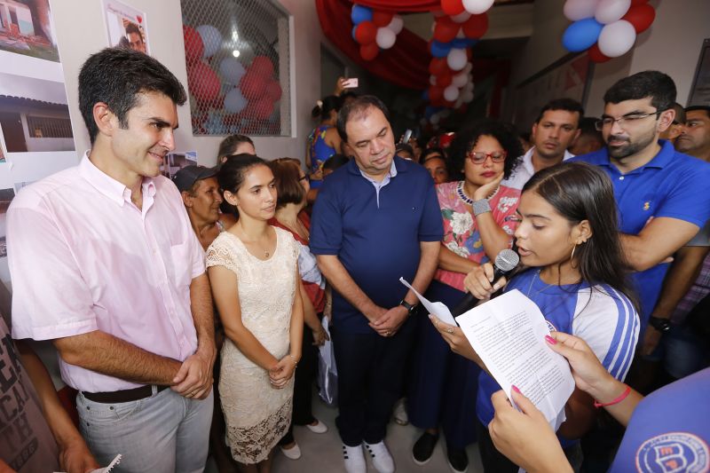 Pela primeira vez, após anos de abandono, nossa juventude pode estudar em uma escola que nos abraça, nos diz o quanto é bom ler e escrever, o quanto é bom ser visto como cidadão”. As palavras são de uma carta que os alunos da Escola Estadual de Ensino Fundamental e Médio Penhalonga, no município Vigia, escreveram ao governador do estado, Helder Barbalho. A intenção foi agradecê-lo durante a visita dele, neste sábado (14), à escola, que agora conta com uma nova biblioteca e as estruturas totalmente revitalizadas. <div class='credito_fotos'>Foto: Marcelo Seabra / Ag. Pará   |   <a href='/midias/2019/originais/5445_20190914110720__mg_5811.jpg' download><i class='fa-solid fa-download'></i> Download</a></div>