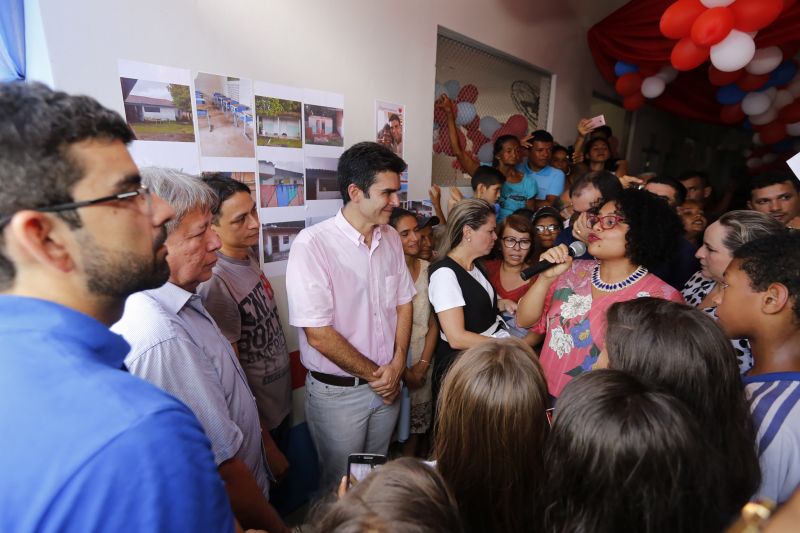 Pela primeira vez, após anos de abandono, nossa juventude pode estudar em uma escola que nos abraça, nos diz o quanto é bom ler e escrever, o quanto é bom ser visto como cidadão”. As palavras são de uma carta que os alunos da Escola Estadual de Ensino Fundamental e Médio Penhalonga, no município Vigia, escreveram ao governador do estado, Helder Barbalho. A intenção foi agradecê-lo durante a visita dele, neste sábado (14), à escola, que agora conta com uma nova biblioteca e as estruturas totalmente revitalizadas. <div class='credito_fotos'>Foto: Marcelo Seabra / Ag. Pará   |   <a href='/midias/2019/originais/5445_20190914111657__mg_5916.jpg' download><i class='fa-solid fa-download'></i> Download</a></div>