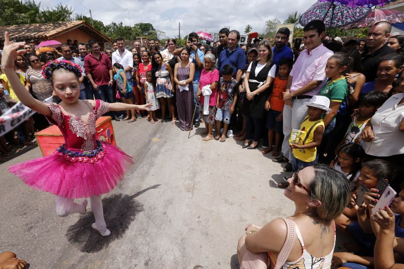 Pela primeira vez, após anos de abandono, nossa juventude pode estudar em uma escola que nos abraça, nos diz o quanto é bom ler e escrever, o quanto é bom ser visto como cidadão”. As palavras são de uma carta que os alunos da Escola Estadual de Ensino Fundamental e Médio Penhalonga, no município Vigia, escreveram ao governador do estado, Helder Barbalho. A intenção foi agradecê-lo durante a visita dele, neste sábado (14), à escola, que agora conta com uma nova biblioteca e as estruturas totalmente revitalizadas. <div class='credito_fotos'>Foto: Marcelo Seabra / Ag. Pará   |   <a href='/midias/2019/originais/5445_20190914113159__mg_6007.jpg' download><i class='fa-solid fa-download'></i> Download</a></div>