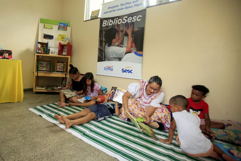Moradores do bairro do Benguí, em Belém, lotaram, neste sábado (14), as instalações da escola estadual Marilda Nunes para participar das primeiras ações do projeto TerPaz na área. Eles puderam conhecer melhor a proposta do Estado para a redução dos índices de violência no Pará por meio da iniciativa, que promoveu atendimentos de saúde, esporte, lazer, além de orientações de cadastro para cursos e projetos que começam a ser oferecidos na localidade. <div class='credito_fotos'>Foto: Bruno Cecim / Ag.Pará   |   <a href='/midias/2019/originais/5448__v5o1356-2644x1873.jpg' download><i class='fa-solid fa-download'></i> Download</a></div>