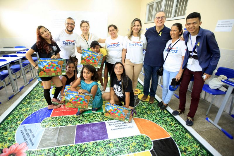 Moradores do bairro do Benguí, em Belém, lotaram, neste sábado (14), as instalações da escola estadual Marilda Nunes para participar das primeiras ações do projeto TerPaz na área. Eles puderam conhecer melhor a proposta do Estado para a redução dos índices de violência no Pará por meio da iniciativa, que promoveu atendimentos de saúde, esporte, lazer, além de orientações de cadastro para cursos e projetos que começam a ser oferecidos na localidade. <div class='credito_fotos'>Foto: Bruno Cecim / Ag.Pará   |   <a href='/midias/2019/originais/5448__v5o1580-2644x1872.jpg' download><i class='fa-solid fa-download'></i> Download</a></div>