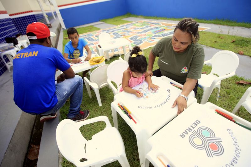Moradores do bairro do Benguí, em Belém, lotaram, neste sábado (14), as instalações da escola estadual Marilda Nunes para participar das primeiras ações do projeto TerPaz na área. Eles puderam conhecer melhor a proposta do Estado para a redução dos índices de violência no Pará por meio da iniciativa, que promoveu atendimentos de saúde, esporte, lazer, além de orientações de cadastro para cursos e projetos que começam a ser oferecidos na localidade. <div class='credito_fotos'>Foto: Bruno Cecim / Ag.Pará   |   <a href='/midias/2019/originais/5448__v5o1699-2644x1870.jpg' download><i class='fa-solid fa-download'></i> Download</a></div>