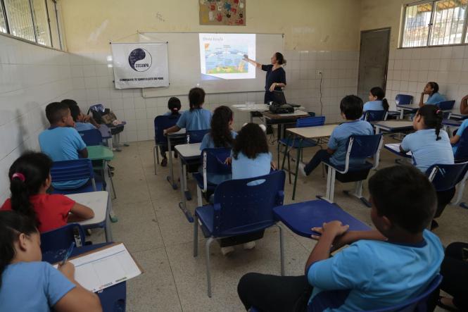 A aula de educação ambiental é diferente na Escola Estadual de Ensino Infantil e Fundamental Professora Esther Bandeira Gomes, no bairro da Sacramenta, em Belém. Alunos do ensino fundamental aprendem de forma interativa, prática e divertida as questões ligadas ao meio ambiente desde que o Projeto Complexo Bolonha chegou à escola, há três anos. A iniciativa realizada pela Companhia de Saneamento do Pará (Cosanpa), em parceria com a Caixa Econômica Federal, leva ações socioeducativas para instituições de ensino públicas em áreas beneficiadas com obras de ampliação do sistema de tratamento de água, na Região Metropolitana de Belém.

FOTO: JADER PAES / AG. PARÁ
DATA:25.02,2019
BELÉM - PARÁ <div class='credito_fotos'>Foto: JADER PAES / AGÊNCIA PA   |   <a href='/midias/2019/originais/544fd25e-84f3-486e-855a-0cb47fc8ac6a.jpg' download><i class='fa-solid fa-download'></i> Download</a></div>