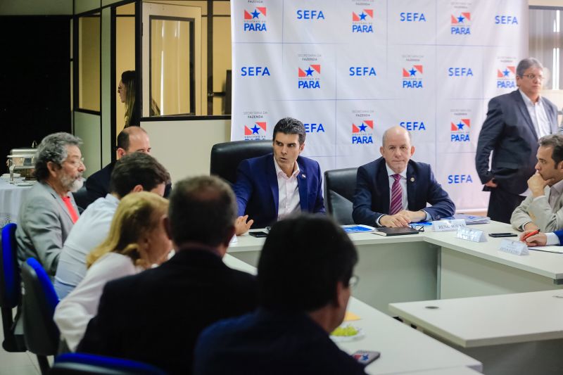 O governador Helder Barbalho, acompanhado do vice-governador Lúcio Vale, reuniu nesta segunda-feira (16) com a bancada de deputados federais e senadores do Estado para tratar sobre reforma tributária. <div class='credito_fotos'>Foto: Marco Santos / Ag. Pará   |   <a href='/midias/2019/originais/5451_image00001.jpg' download><i class='fa-solid fa-download'></i> Download</a></div>