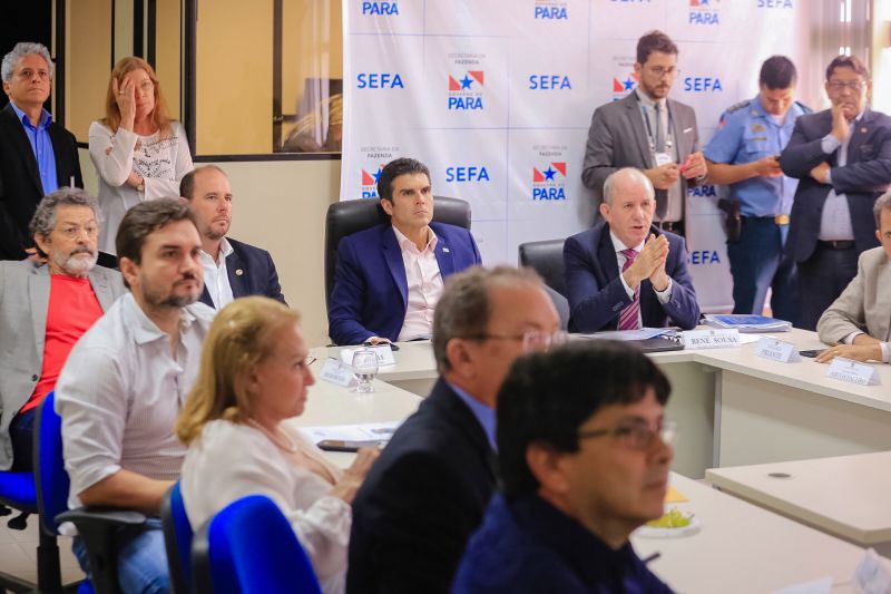 O governador Helder Barbalho, acompanhado do vice-governador Lúcio Vale, reuniu nesta segunda-feira (16) com a bancada de deputados federais e senadores do Estado para tratar sobre reforma tributária. <div class='credito_fotos'>Foto: Marco Santos / Ag. Pará   |   <a href='/midias/2019/originais/5451_image00005.jpg' download><i class='fa-solid fa-download'></i> Download</a></div>