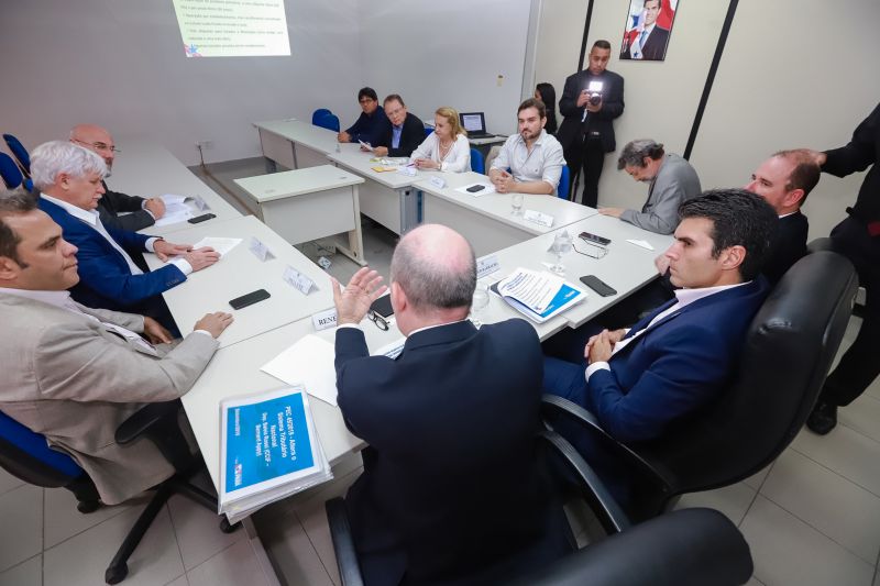 O governador Helder Barbalho, acompanhado do vice-governador Lúcio Vale, reuniu nesta segunda-feira (16) com a bancada de deputados federais e senadores do Estado para tratar sobre reforma tributária. <div class='credito_fotos'>Foto: Marco Santos / Ag. Pará   |   <a href='/midias/2019/originais/5451_image00013.jpg' download><i class='fa-solid fa-download'></i> Download</a></div>