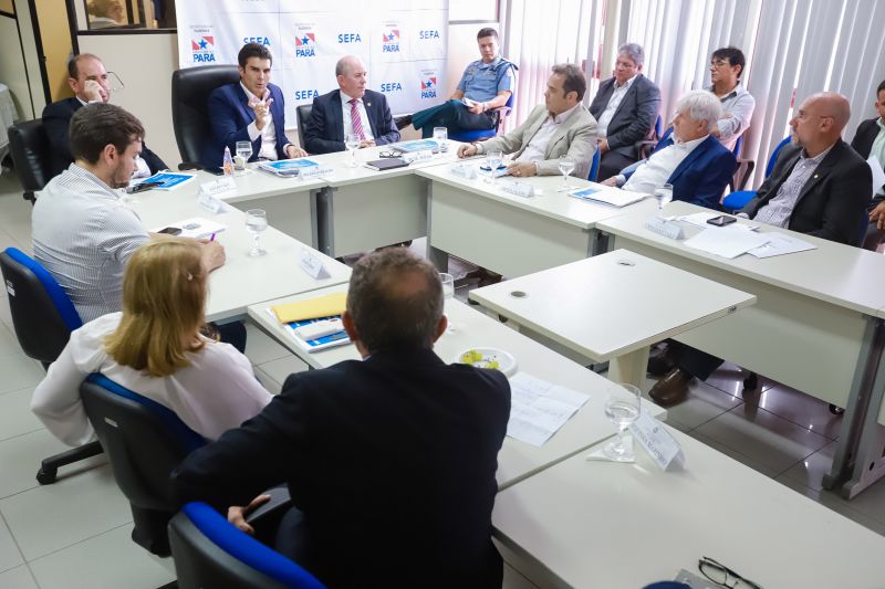 O governador Helder Barbalho, acompanhado do vice-governador Lúcio Vale, reuniu nesta segunda-feira (16) com a bancada de deputados federais e senadores do Estado para tratar sobre reforma tributária. <div class='credito_fotos'>Foto: Marco Santos / Ag. Pará   |   <a href='/midias/2019/originais/5451_image00017.jpg' download><i class='fa-solid fa-download'></i> Download</a></div>