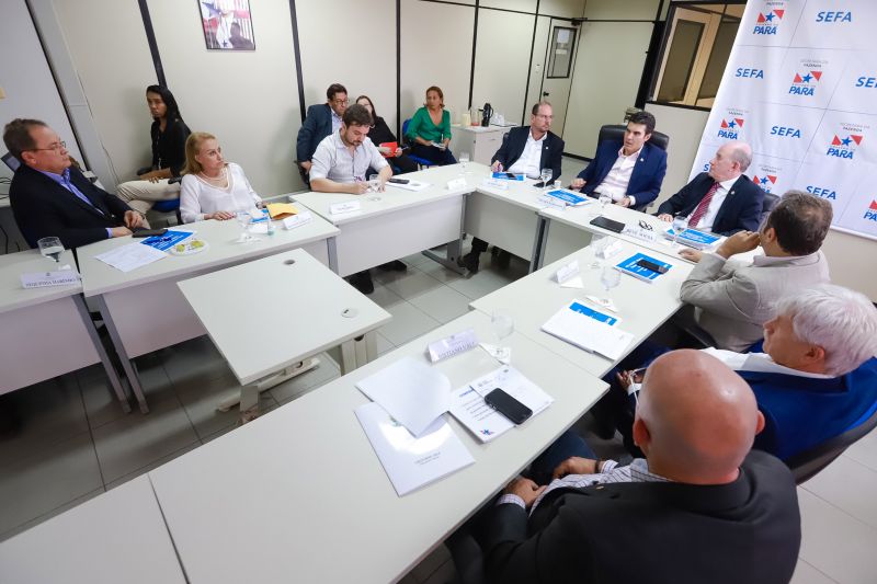 O governador Helder Barbalho, acompanhado do vice-governador Lúcio Vale, reuniu nesta segunda-feira (16) com a bancada de deputados federais e senadores do Estado para tratar sobre reforma tributária. <div class='credito_fotos'>Foto: Marco Santos / Ag. Pará   |   <a href='/midias/2019/originais/5451_image00018.jpg' download><i class='fa-solid fa-download'></i> Download</a></div>