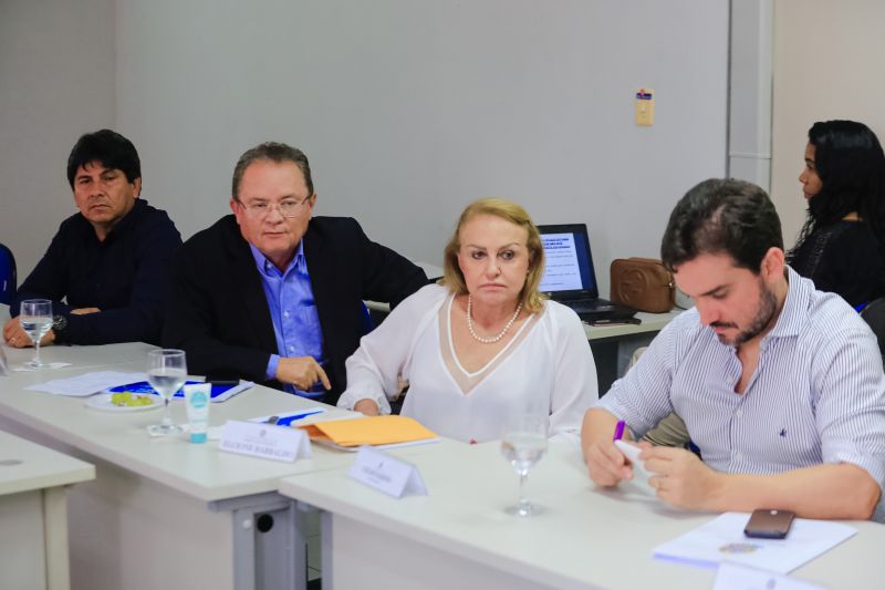 O governador Helder Barbalho, acompanhado do vice-governador Lúcio Vale, reuniu nesta segunda-feira (16) com a bancada de deputados federais e senadores do Estado para tratar sobre reforma tributária. <div class='credito_fotos'>Foto: Marco Santos / Ag. Pará   |   <a href='/midias/2019/originais/5451_image00023.jpg' download><i class='fa-solid fa-download'></i> Download</a></div>