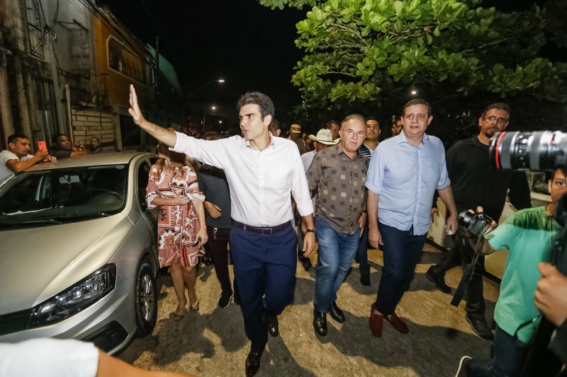 O governador Helder Barbalho foi pessoalmente na noite desta segunda-feira (16), acompanhado do vice-governador, Lúcio Vale, e da primeira-dama, Daniela Barbalho, entregar os benefícios na Capela Sagrada Família, ponto de apoio e recebimento de doações para quem perdeu tudo no incêndio. Só em cheque moradia, o governo do Estado repassou às famílias R$ 480 mil. <div class='credito_fotos'>Foto: Marcelo Seabra / Ag. Pará   |   <a href='/midias/2019/originais/5453_20190916185026__mg_6246.jpg' download><i class='fa-solid fa-download'></i> Download</a></div>