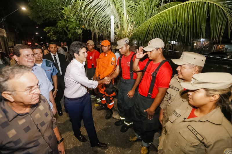 O governador Helder Barbalho foi pessoalmente na noite desta segunda-feira (16), acompanhado do vice-governador, Lúcio Vale, e da primeira-dama, Daniela Barbalho, entregar os benefícios na Capela Sagrada Família, ponto de apoio e recebimento de doações para quem perdeu tudo no incêndio. Só em cheque moradia, o governo do Estado repassou às famílias R$ 480 mil. <div class='credito_fotos'>Foto: Marcelo Seabra / Ag. Pará   |   <a href='/midias/2019/originais/5453_20190916185052__mg_6254.jpg' download><i class='fa-solid fa-download'></i> Download</a></div>