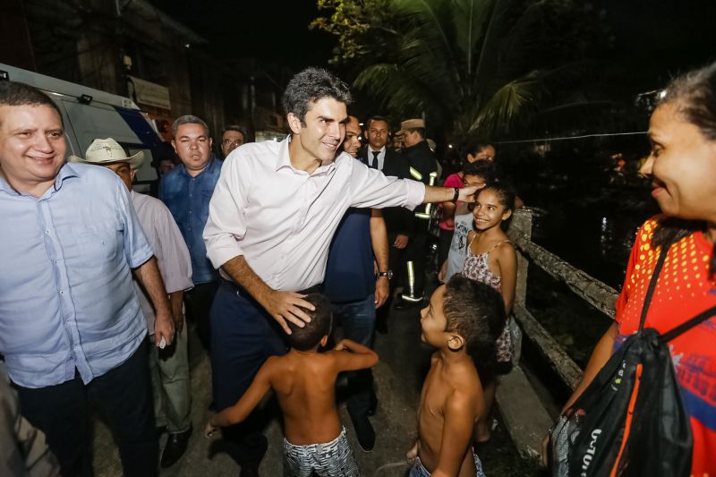 O governador Helder Barbalho foi pessoalmente na noite desta segunda-feira (16), acompanhado do vice-governador, Lúcio Vale, e da primeira-dama, Daniela Barbalho, entregar os benefícios na Capela Sagrada Família, ponto de apoio e recebimento de doações para quem perdeu tudo no incêndio. Só em cheque moradia, o governo do Estado repassou às famílias R$ 480 mil. <div class='credito_fotos'>Foto: Marcelo Seabra / Ag. Pará   |   <a href='/midias/2019/originais/5453_20190916185111__mg_6263.jpg' download><i class='fa-solid fa-download'></i> Download</a></div>