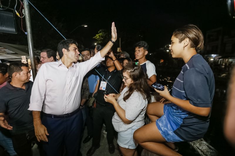 O governador Helder Barbalho foi pessoalmente na noite desta segunda-feira (16), acompanhado do vice-governador, Lúcio Vale, e da primeira-dama, Daniela Barbalho, entregar os benefícios na Capela Sagrada Família, ponto de apoio e recebimento de doações para quem perdeu tudo no incêndio. Só em cheque moradia, o governo do Estado repassou às famílias R$ 480 mil. <div class='credito_fotos'>Foto: Marcelo Seabra / Ag. Pará   |   <a href='/midias/2019/originais/5453_20190916185145__mg_6274.jpg' download><i class='fa-solid fa-download'></i> Download</a></div>