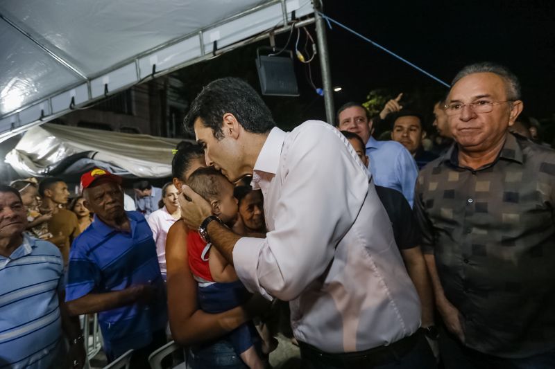 O governador Helder Barbalho foi pessoalmente na noite desta segunda-feira (16), acompanhado do vice-governador, Lúcio Vale, e da primeira-dama, Daniela Barbalho, entregar os benefícios na Capela Sagrada Família, ponto de apoio e recebimento de doações para quem perdeu tudo no incêndio. Só em cheque moradia, o governo do Estado repassou às famílias R$ 480 mil. <div class='credito_fotos'>Foto: Marcelo Seabra / Ag. Pará   |   <a href='/midias/2019/originais/5453_20190916185149__mg_6279.jpg' download><i class='fa-solid fa-download'></i> Download</a></div>