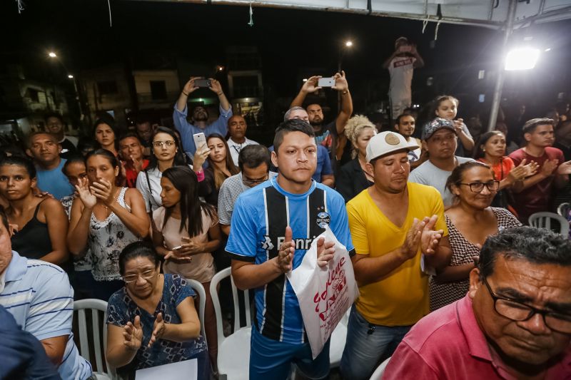 O governador Helder Barbalho foi pessoalmente na noite desta segunda-feira (16), acompanhado do vice-governador, Lúcio Vale, e da primeira-dama, Daniela Barbalho, entregar os benefícios na Capela Sagrada Família, ponto de apoio e recebimento de doações para quem perdeu tudo no incêndio. Só em cheque moradia, o governo do Estado repassou às famílias R$ 480 mil. <div class='credito_fotos'>Foto: Marcelo Seabra / Ag. Pará   |   <a href='/midias/2019/originais/5453_20190916185511__mg_6314.jpg' download><i class='fa-solid fa-download'></i> Download</a></div>