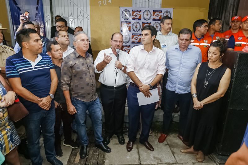 O governador Helder Barbalho foi pessoalmente na noite desta segunda-feira (16), acompanhado do vice-governador, Lúcio Vale, e da primeira-dama, Daniela Barbalho, entregar os benefícios na Capela Sagrada Família, ponto de apoio e recebimento de doações para quem perdeu tudo no incêndio. Só em cheque moradia, o governo do Estado repassou às famílias R$ 480 mil. <div class='credito_fotos'>Foto: Marcelo Seabra / Ag. Pará   |   <a href='/midias/2019/originais/5453_20190916185626__mg_6321.jpg' download><i class='fa-solid fa-download'></i> Download</a></div>