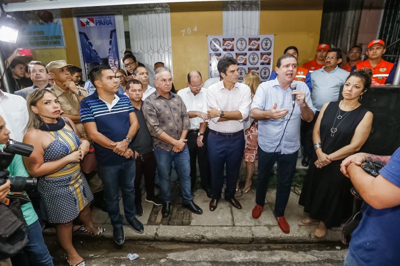 O governador Helder Barbalho foi pessoalmente na noite desta segunda-feira (16), acompanhado do vice-governador, Lúcio Vale, e da primeira-dama, Daniela Barbalho, entregar os benefícios na Capela Sagrada Família, ponto de apoio e recebimento de doações para quem perdeu tudo no incêndio. Só em cheque moradia, o governo do Estado repassou às famílias R$ 480 mil. <div class='credito_fotos'>Foto: Marcelo Seabra / Ag. Pará   |   <a href='/midias/2019/originais/5453_20190916185907__mg_6342.jpg' download><i class='fa-solid fa-download'></i> Download</a></div>