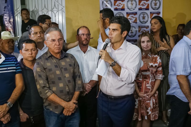 O governador Helder Barbalho foi pessoalmente na noite desta segunda-feira (16), acompanhado do vice-governador, Lúcio Vale, e da primeira-dama, Daniela Barbalho, entregar os benefícios na Capela Sagrada Família, ponto de apoio e recebimento de doações para quem perdeu tudo no incêndio. Só em cheque moradia, o governo do Estado repassou às famílias R$ 480 mil. <div class='credito_fotos'>Foto: Marcelo Seabra / Ag. Pará   |   <a href='/midias/2019/originais/5453_20190916190355__mg_6363.jpg' download><i class='fa-solid fa-download'></i> Download</a></div>