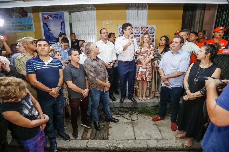 O governador Helder Barbalho foi pessoalmente na noite desta segunda-feira (16), acompanhado do vice-governador, Lúcio Vale, e da primeira-dama, Daniela Barbalho, entregar os benefícios na Capela Sagrada Família, ponto de apoio e recebimento de doações para quem perdeu tudo no incêndio. Só em cheque moradia, o governo do Estado repassou às famílias R$ 480 mil. <div class='credito_fotos'>Foto: Marcelo Seabra / Ag. Pará   |   <a href='/midias/2019/originais/5453_20190916190618__mg_6379.jpg' download><i class='fa-solid fa-download'></i> Download</a></div>