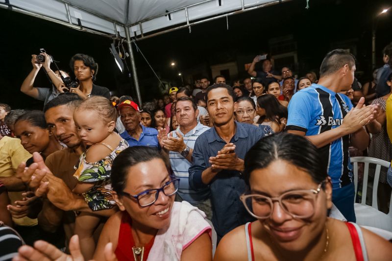 O governador Helder Barbalho foi pessoalmente na noite desta segunda-feira (16), acompanhado do vice-governador, Lúcio Vale, e da primeira-dama, Daniela Barbalho, entregar os benefícios na Capela Sagrada Família, ponto de apoio e recebimento de doações para quem perdeu tudo no incêndio. Só em cheque moradia, o governo do Estado repassou às famílias R$ 480 mil. <div class='credito_fotos'>Foto: Marcelo Seabra / Ag. Pará   |   <a href='/midias/2019/originais/5453_20190916191541__mg_6389.jpg' download><i class='fa-solid fa-download'></i> Download</a></div>
