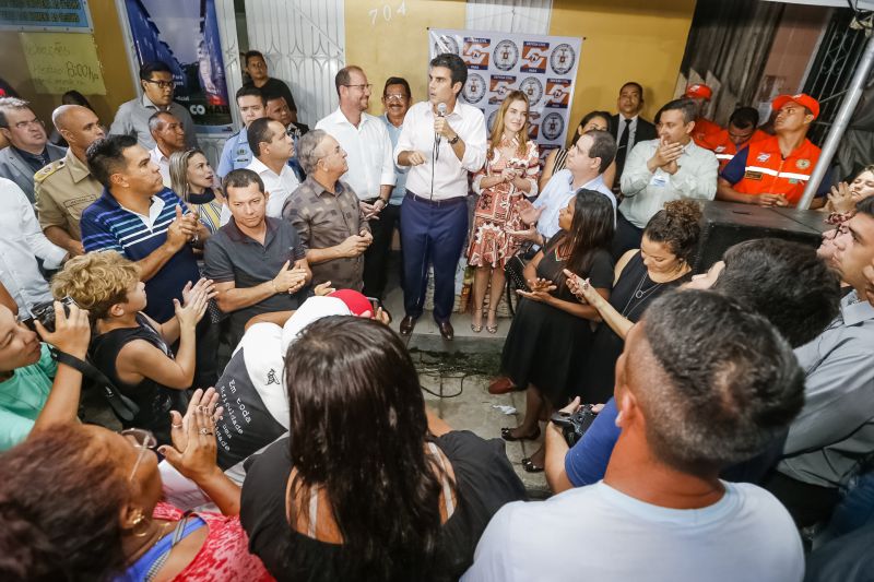 O governador Helder Barbalho foi pessoalmente na noite desta segunda-feira (16), acompanhado do vice-governador, Lúcio Vale, e da primeira-dama, Daniela Barbalho, entregar os benefícios na Capela Sagrada Família, ponto de apoio e recebimento de doações para quem perdeu tudo no incêndio. Só em cheque moradia, o governo do Estado repassou às famílias R$ 480 mil. <div class='credito_fotos'>Foto: Marcelo Seabra / Ag. Pará   |   <a href='/midias/2019/originais/5453_20190916191738__mg_6392.jpg' download><i class='fa-solid fa-download'></i> Download</a></div>