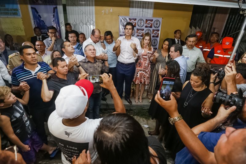 O governador Helder Barbalho foi pessoalmente na noite desta segunda-feira (16), acompanhado do vice-governador, Lúcio Vale, e da primeira-dama, Daniela Barbalho, entregar os benefícios na Capela Sagrada Família, ponto de apoio e recebimento de doações para quem perdeu tudo no incêndio. Só em cheque moradia, o governo do Estado repassou às famílias R$ 480 mil. <div class='credito_fotos'>Foto: Marcelo Seabra / Ag. Pará   |   <a href='/midias/2019/originais/5453_20190916191918__mg_6404.jpg' download><i class='fa-solid fa-download'></i> Download</a></div>