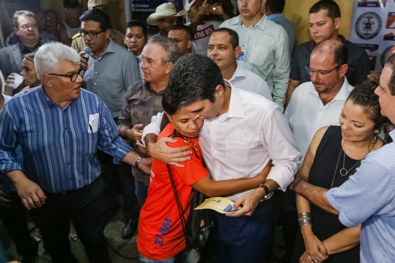 O governador Helder Barbalho foi pessoalmente na noite desta segunda-feira (16), acompanhado do vice-governador, Lúcio Vale, e da primeira-dama, Daniela Barbalho, entregar os benefícios na Capela Sagrada Família, ponto de apoio e recebimento de doações para quem perdeu tudo no incêndio. Só em cheque moradia, o governo do Estado repassou às famílias R$ 480 mil. <div class='credito_fotos'>Foto: Marcelo Seabra / Ag. Pará   |   <a href='/midias/2019/originais/5453_20190916192843__mg_6427.jpg' download><i class='fa-solid fa-download'></i> Download</a></div>