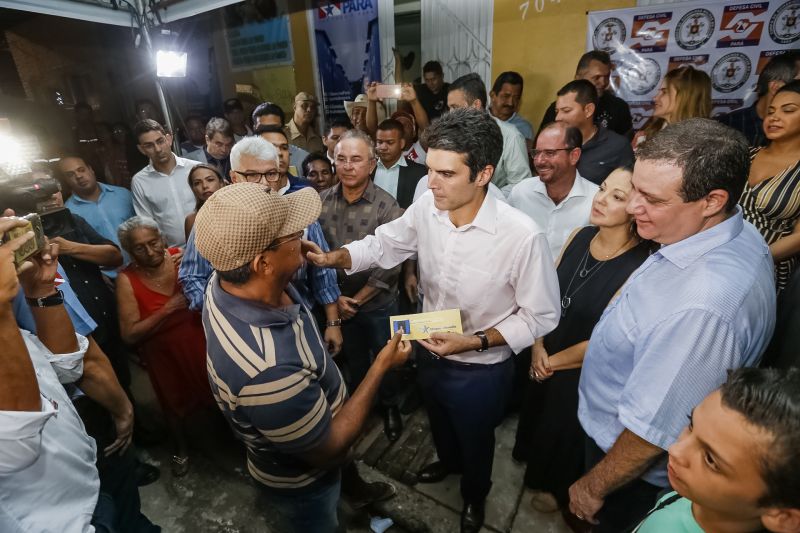 O governador Helder Barbalho foi pessoalmente na noite desta segunda-feira (16), acompanhado do vice-governador, Lúcio Vale, e da primeira-dama, Daniela Barbalho, entregar os benefícios na Capela Sagrada Família, ponto de apoio e recebimento de doações para quem perdeu tudo no incêndio. Só em cheque moradia, o governo do Estado repassou às famílias R$ 480 mil. <div class='credito_fotos'>Foto: Marcelo Seabra / Ag. Pará   |   <a href='/midias/2019/originais/5453_20190916192937__mg_6439.jpg' download><i class='fa-solid fa-download'></i> Download</a></div>