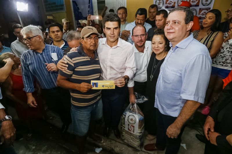 O governador Helder Barbalho foi pessoalmente na noite desta segunda-feira (16), acompanhado do vice-governador, Lúcio Vale, e da primeira-dama, Daniela Barbalho, entregar os benefícios na Capela Sagrada Família, ponto de apoio e recebimento de doações para quem perdeu tudo no incêndio. Só em cheque moradia, o governo do Estado repassou às famílias R$ 480 mil. <div class='credito_fotos'>Foto: Marcelo Seabra / Ag. Pará   |   <a href='/midias/2019/originais/5453_20190916192958__mg_6468.jpg' download><i class='fa-solid fa-download'></i> Download</a></div>