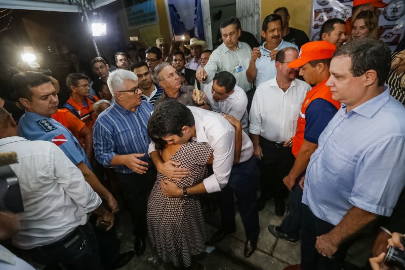O governador Helder Barbalho foi pessoalmente na noite desta segunda-feira (16), acompanhado do vice-governador, Lúcio Vale, e da primeira-dama, Daniela Barbalho, entregar os benefícios na Capela Sagrada Família, ponto de apoio e recebimento de doações para quem perdeu tudo no incêndio. Só em cheque moradia, o governo do Estado repassou às famílias R$ 480 mil. <div class='credito_fotos'>Foto: Marcelo Seabra / Ag. Pará   |   <a href='/midias/2019/originais/5453_20190916193036__mg_6484.jpg' download><i class='fa-solid fa-download'></i> Download</a></div>