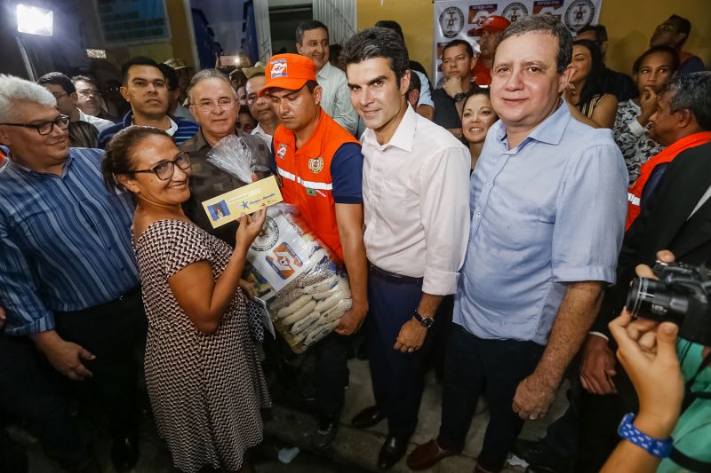 O governador Helder Barbalho foi pessoalmente na noite desta segunda-feira (16), acompanhado do vice-governador, Lúcio Vale, e da primeira-dama, Daniela Barbalho, entregar os benefícios na Capela Sagrada Família, ponto de apoio e recebimento de doações para quem perdeu tudo no incêndio. Só em cheque moradia, o governo do Estado repassou às famílias R$ 480 mil. <div class='credito_fotos'>Foto: Marcelo Seabra / Ag. Pará   |   <a href='/midias/2019/originais/5453_20190916193101__mg_6498.jpg' download><i class='fa-solid fa-download'></i> Download</a></div>