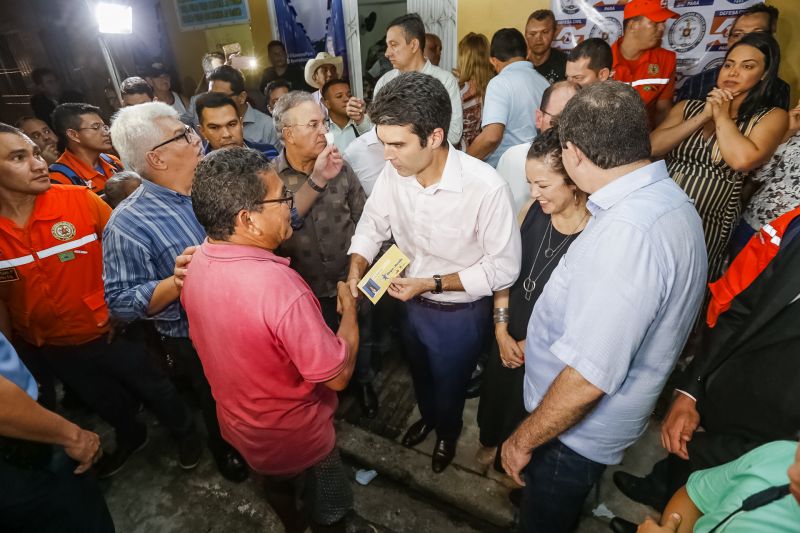 O governador Helder Barbalho foi pessoalmente na noite desta segunda-feira (16), acompanhado do vice-governador, Lúcio Vale, e da primeira-dama, Daniela Barbalho, entregar os benefícios na Capela Sagrada Família, ponto de apoio e recebimento de doações para quem perdeu tudo no incêndio. Só em cheque moradia, o governo do Estado repassou às famílias R$ 480 mil. <div class='credito_fotos'>Foto: Marcelo Seabra / Ag. Pará   |   <a href='/midias/2019/originais/5453_20190916193125__mg_6505.jpg' download><i class='fa-solid fa-download'></i> Download</a></div>