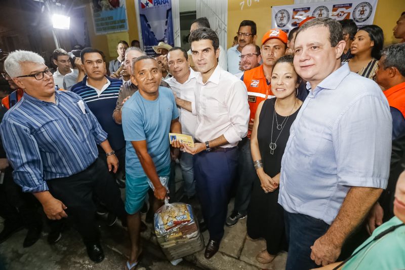 O governador Helder Barbalho foi pessoalmente na noite desta segunda-feira (16), acompanhado do vice-governador, Lúcio Vale, e da primeira-dama, Daniela Barbalho, entregar os benefícios na Capela Sagrada Família, ponto de apoio e recebimento de doações para quem perdeu tudo no incêndio. Só em cheque moradia, o governo do Estado repassou às famílias R$ 480 mil. <div class='credito_fotos'>Foto: Marcelo Seabra / Ag. Pará   |   <a href='/midias/2019/originais/5453_20190916193210__mg_6524.jpg' download><i class='fa-solid fa-download'></i> Download</a></div>