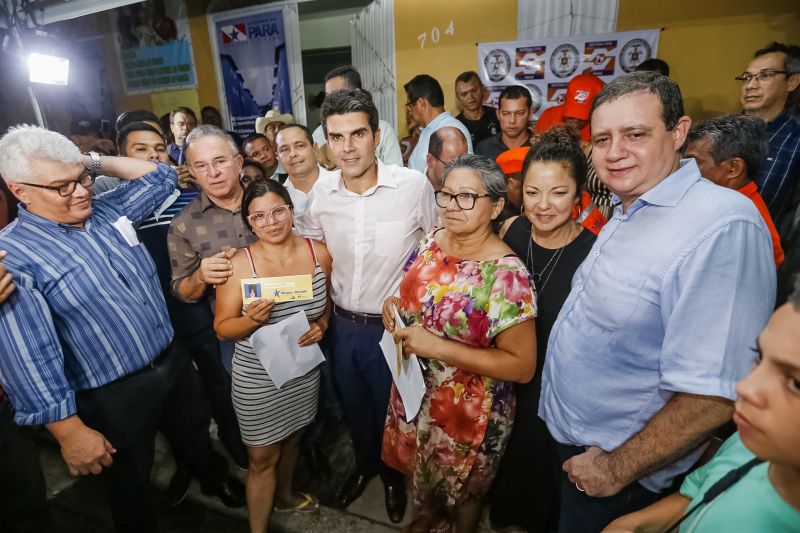 O governador Helder Barbalho foi pessoalmente na noite desta segunda-feira (16), acompanhado do vice-governador, Lúcio Vale, e da primeira-dama, Daniela Barbalho, entregar os benefícios na Capela Sagrada Família, ponto de apoio e recebimento de doações para quem perdeu tudo no incêndio. Só em cheque moradia, o governo do Estado repassou às famílias R$ 480 mil. <div class='credito_fotos'>Foto: Marcelo Seabra / Ag. Pará   |   <a href='/midias/2019/originais/5453_20190916193302__mg_6550.jpg' download><i class='fa-solid fa-download'></i> Download</a></div>