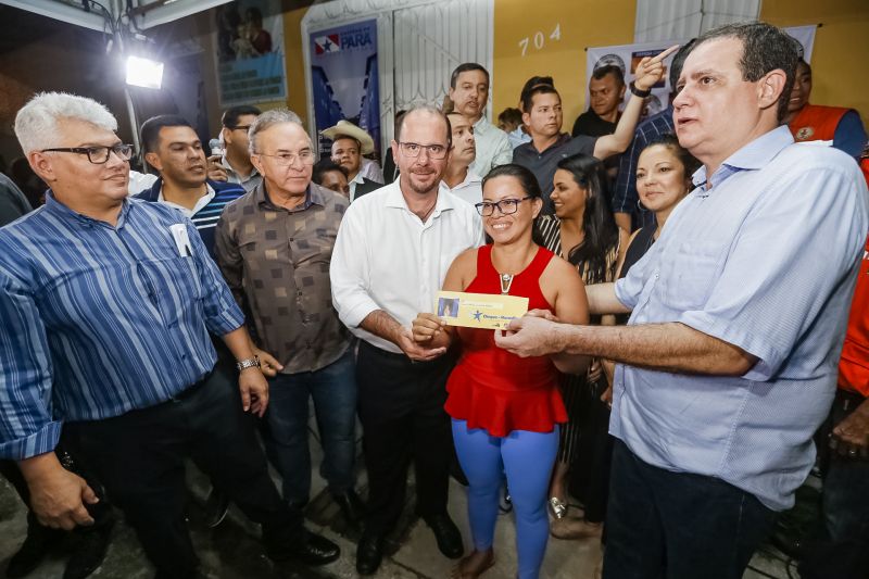 O governador Helder Barbalho foi pessoalmente na noite desta segunda-feira (16), acompanhado do vice-governador, Lúcio Vale, e da primeira-dama, Daniela Barbalho, entregar os benefícios na Capela Sagrada Família, ponto de apoio e recebimento de doações para quem perdeu tudo no incêndio. Só em cheque moradia, o governo do Estado repassou às famílias R$ 480 mil. <div class='credito_fotos'>Foto: Marcelo Seabra / Ag. Pará   |   <a href='/midias/2019/originais/5453_20190916193432__mg_6578.jpg' download><i class='fa-solid fa-download'></i> Download</a></div>