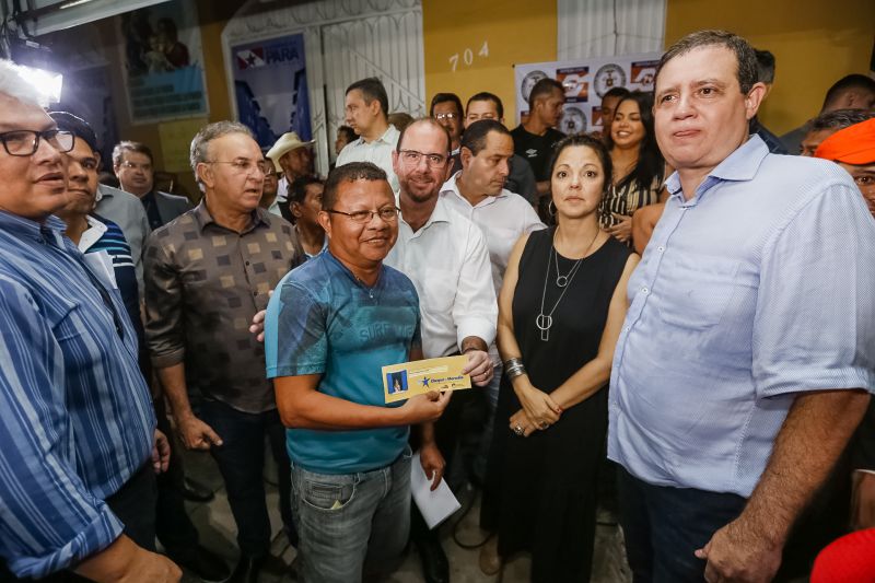 O governador Helder Barbalho foi pessoalmente na noite desta segunda-feira (16), acompanhado do vice-governador, Lúcio Vale, e da primeira-dama, Daniela Barbalho, entregar os benefícios na Capela Sagrada Família, ponto de apoio e recebimento de doações para quem perdeu tudo no incêndio. Só em cheque moradia, o governo do Estado repassou às famílias R$ 480 mil. <div class='credito_fotos'>Foto: Marcelo Seabra / Ag. Pará   |   <a href='/midias/2019/originais/5453_20190916193519__mg_6591.jpg' download><i class='fa-solid fa-download'></i> Download</a></div>