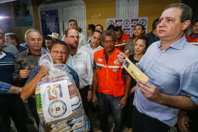 O governador Helder Barbalho foi pessoalmente na noite desta segunda-feira (16), acompanhado do vice-governador, Lúcio Vale, e da primeira-dama, Daniela Barbalho, entregar os benefícios na Capela Sagrada Família, ponto de apoio e recebimento de doações para quem perdeu tudo no incêndio. Só em cheque moradia, o governo do Estado repassou às famílias R$ 480 mil. <div class='credito_fotos'>Foto: Marcelo Seabra / Ag. Pará   |   <a href='/midias/2019/originais/5453_20190916193552__mg_6593.jpg' download><i class='fa-solid fa-download'></i> Download</a></div>