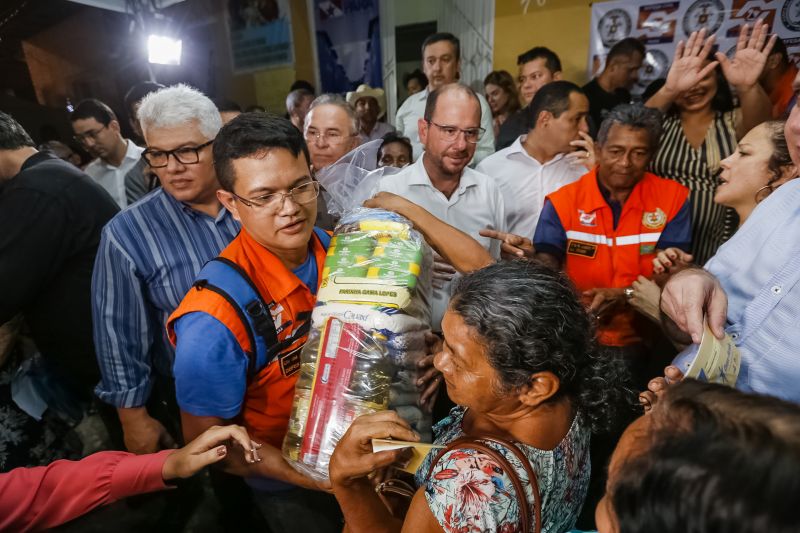 O governador Helder Barbalho foi pessoalmente na noite desta segunda-feira (16), acompanhado do vice-governador, Lúcio Vale, e da primeira-dama, Daniela Barbalho, entregar os benefícios na Capela Sagrada Família, ponto de apoio e recebimento de doações para quem perdeu tudo no incêndio. Só em cheque moradia, o governo do Estado repassou às famílias R$ 480 mil. <div class='credito_fotos'>Foto: Marcelo Seabra / Ag. Pará   |   <a href='/midias/2019/originais/5453_20190916193647__mg_6609.jpg' download><i class='fa-solid fa-download'></i> Download</a></div>