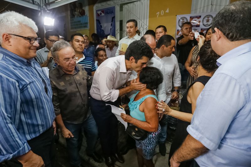 O governador Helder Barbalho foi pessoalmente na noite desta segunda-feira (16), acompanhado do vice-governador, Lúcio Vale, e da primeira-dama, Daniela Barbalho, entregar os benefícios na Capela Sagrada Família, ponto de apoio e recebimento de doações para quem perdeu tudo no incêndio. Só em cheque moradia, o governo do Estado repassou às famílias R$ 480 mil. <div class='credito_fotos'>Foto: Marcelo Seabra / Ag. Pará   |   <a href='/midias/2019/originais/5453_20190916193710__mg_6617.jpg' download><i class='fa-solid fa-download'></i> Download</a></div>