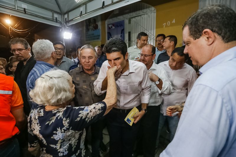 O governador Helder Barbalho foi pessoalmente na noite desta segunda-feira (16), acompanhado do vice-governador, Lúcio Vale, e da primeira-dama, Daniela Barbalho, entregar os benefícios na Capela Sagrada Família, ponto de apoio e recebimento de doações para quem perdeu tudo no incêndio. Só em cheque moradia, o governo do Estado repassou às famílias R$ 480 mil. <div class='credito_fotos'>Foto: Marcelo Seabra / Ag. Pará   |   <a href='/midias/2019/originais/5453_20190916193726__mg_6619.jpg' download><i class='fa-solid fa-download'></i> Download</a></div>