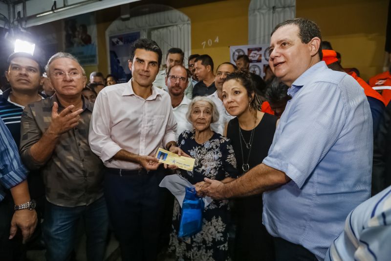 O governador Helder Barbalho foi pessoalmente na noite desta segunda-feira (16), acompanhado do vice-governador, Lúcio Vale, e da primeira-dama, Daniela Barbalho, entregar os benefícios na Capela Sagrada Família, ponto de apoio e recebimento de doações para quem perdeu tudo no incêndio. Só em cheque moradia, o governo do Estado repassou às famílias R$ 480 mil. <div class='credito_fotos'>Foto: Marcelo Seabra / Ag. Pará   |   <a href='/midias/2019/originais/5453_20190916193743__mg_6628.jpg' download><i class='fa-solid fa-download'></i> Download</a></div>