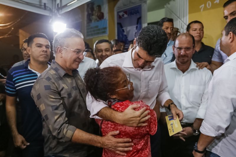 O governador Helder Barbalho foi pessoalmente na noite desta segunda-feira (16), acompanhado do vice-governador, Lúcio Vale, e da primeira-dama, Daniela Barbalho, entregar os benefícios na Capela Sagrada Família, ponto de apoio e recebimento de doações para quem perdeu tudo no incêndio. Só em cheque moradia, o governo do Estado repassou às famílias R$ 480 mil. <div class='credito_fotos'>Foto: Marcelo Seabra / Ag. Pará   |   <a href='/midias/2019/originais/5453_20190916194226__mg_6675.jpg' download><i class='fa-solid fa-download'></i> Download</a></div>