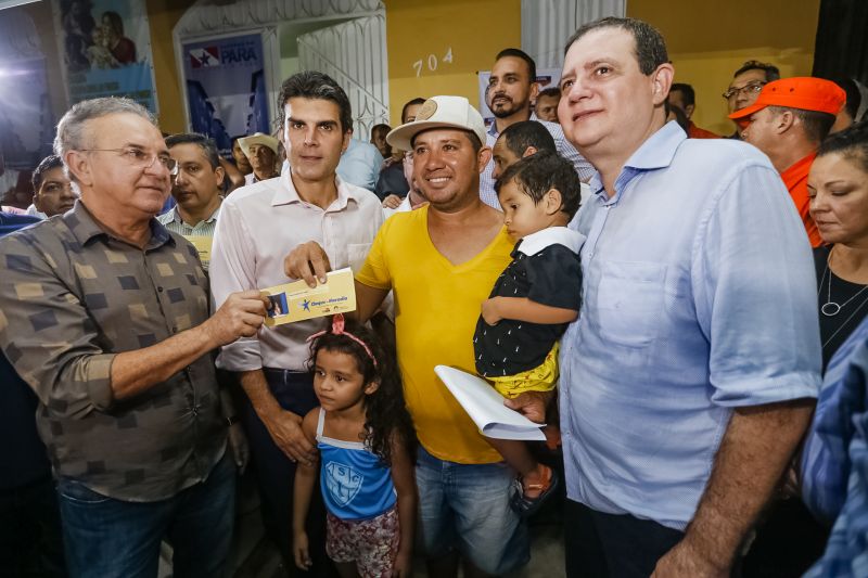 O governador Helder Barbalho foi pessoalmente na noite desta segunda-feira (16), acompanhado do vice-governador, Lúcio Vale, e da primeira-dama, Daniela Barbalho, entregar os benefícios na Capela Sagrada Família, ponto de apoio e recebimento de doações para quem perdeu tudo no incêndio. Só em cheque moradia, o governo do Estado repassou às famílias R$ 480 mil. <div class='credito_fotos'>Foto: Marcelo Seabra / Ag. Pará   |   <a href='/midias/2019/originais/5453_20190916194544__mg_6732.jpg' download><i class='fa-solid fa-download'></i> Download</a></div>